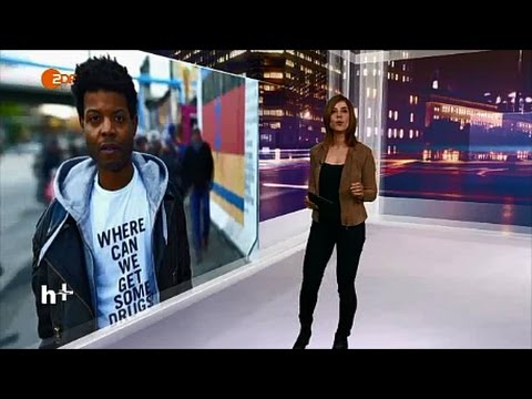 Isaiah Lopaz bei AfroPolitan Berlin Mit T Shirts gegen Rassismus