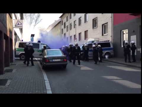 Polizist wirft Rauchbombe