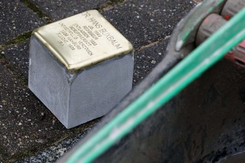 Gunter Demnig verlegt Stolperstein für Hans Buxbaum