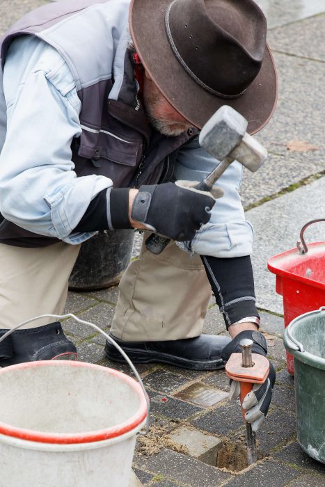 Gunter Demnig verlegt Stolperstein für Hans Buxbaum