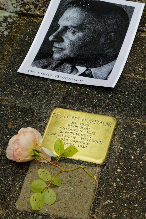 Gunter Demnig verlegt Stolperstein für Hans Buxbaum