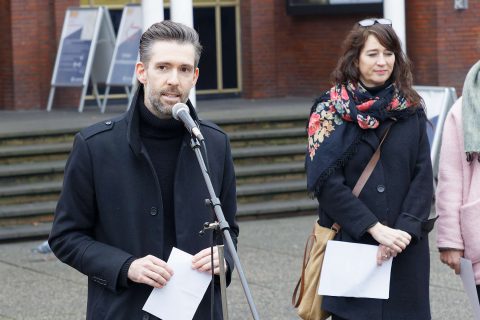 Erinnerung an Hans Buxbaum: Dazu begrüßte Chefdramaturg Vasco Boenisch im Namen des Schauspielhauses, aber auch in Namen von Jürgen Wenke, Initiator der Aktion.