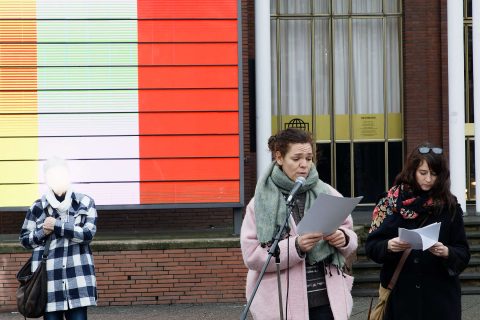 Die beiden Schauspielerinnen Nele Brückner und Karin Moog erinnern an den Lebensweg von Hans Buxbaum