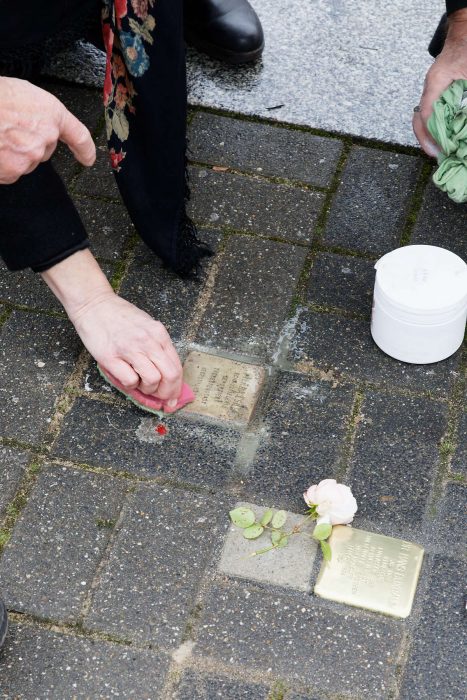 Der Stolperstein wurde neben den bereits vorhandenen Stolperstein für die Schauspielerin Terka Csillag verlegt.